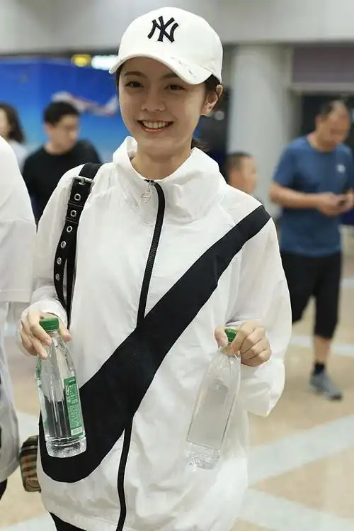 赵今麦颜值没话说无美颜滤镜素颜饭拍休闲装都有大片感