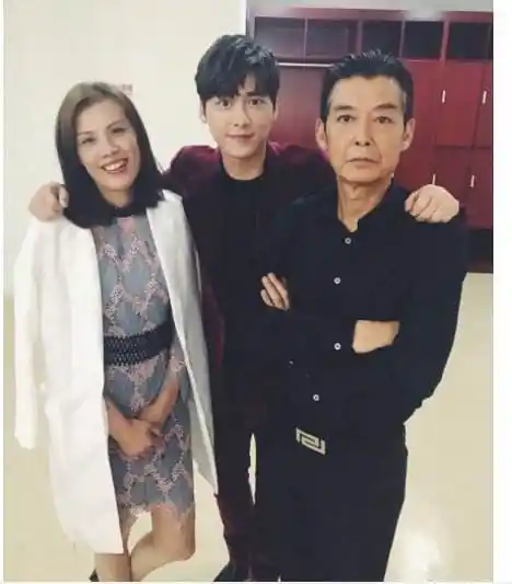 李易峰搂着爸爸唱歌撒娇不断父子俩颜值高侧脸五官超像