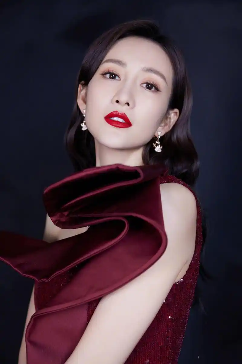 王鸥的暗红色礼服连衣裙高贵典雅,也带着成熟女性的魅力