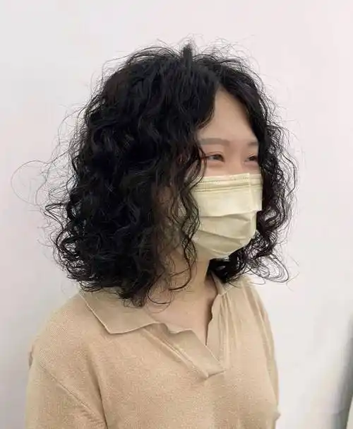 烫个小卷吧,头发再少烫了也好看_修剪_视频_短发