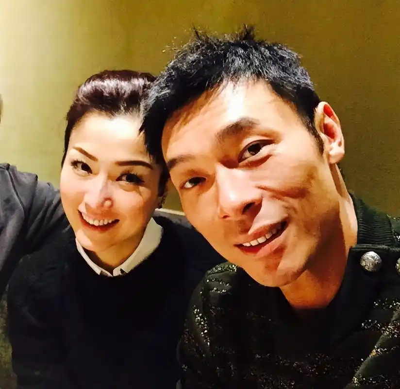 许志安被爆与韩红街头热吻,遭嘲讽"不挑食",两人究竟是何关系