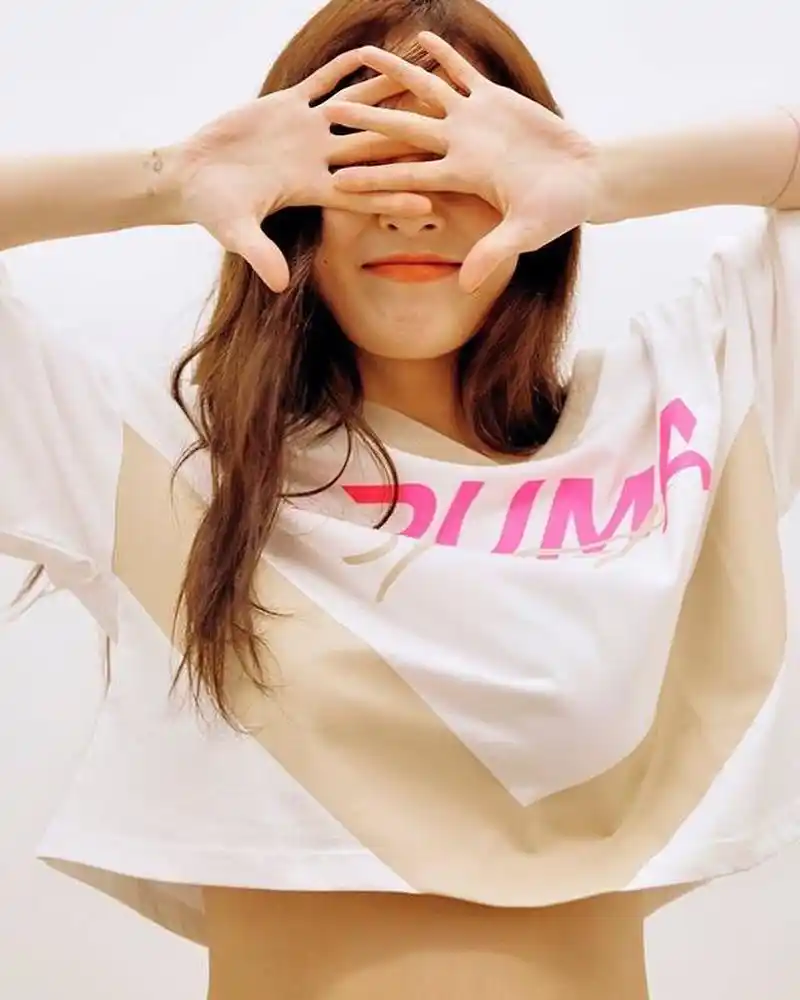 公布恋情后的泫雅放飞自我,解锁拍照"新姿势"