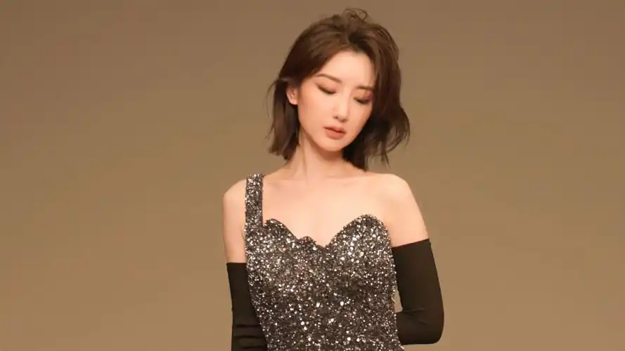 毛晓彤sickymag_chn最新时尚大片《和平行世界的自己》