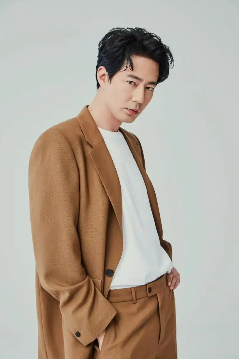 韩国演员赵寅成最新近照,留了胡子的欧巴状态如何?