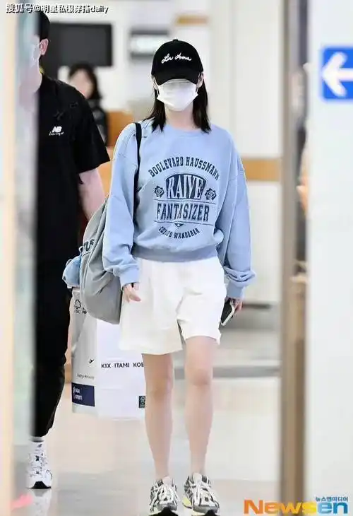 韩国女星iu带火了一种蓝白穿搭,叫"运动卫衣 短裤",清新简约