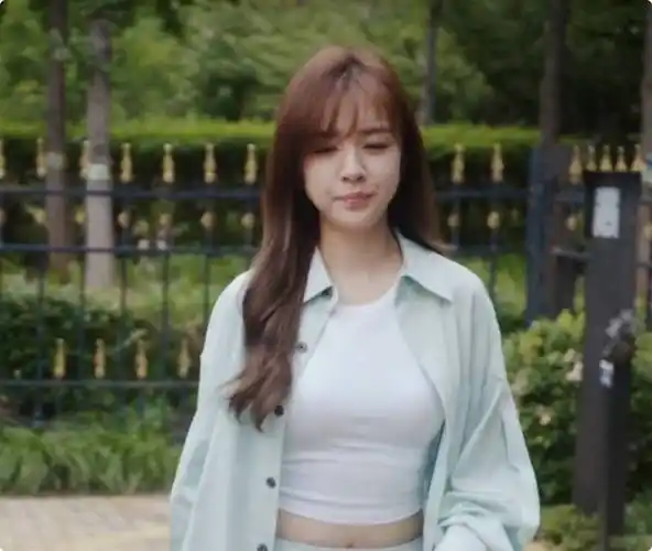 这一次,被勒出赘肉的王晓晨,把她的"中年尴尬"展现得淋漓尽致_演技