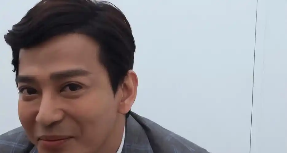 让我们来看看. 这个尖下巴,双眼皮,充满胶原蛋白的脸!