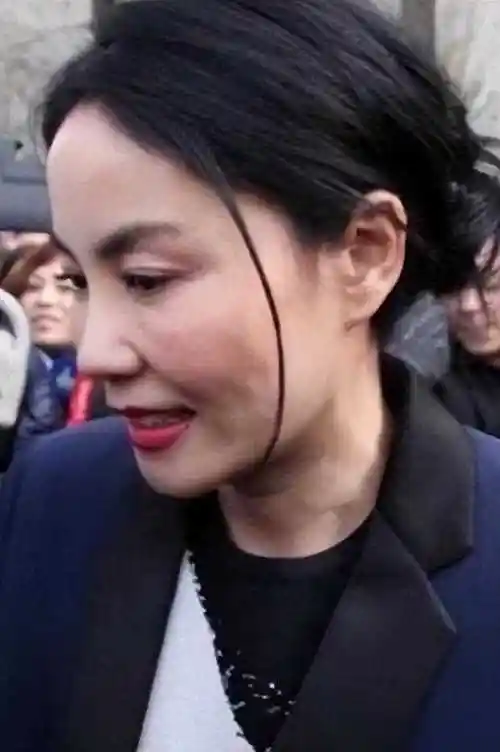 54岁王菲老到认不出!穿一身黑瘦脱相,素颜出镜与普通