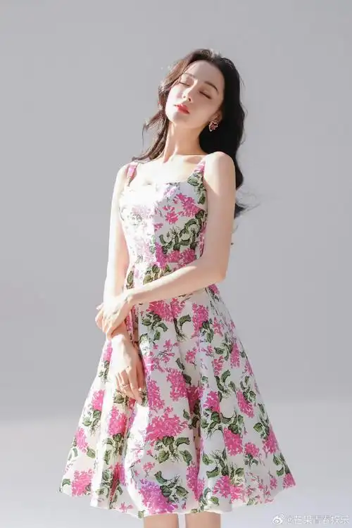 迪丽热巴碎花裙粉粉的