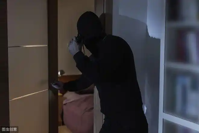 小偷入室盗窃时发现被盗者家里起火及时救了他们要判刑吗