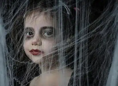 吸血鬼小女孩照片