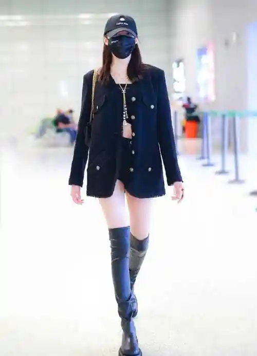 张天爱厉害了穿白色西装配黑色长筒靴出席活动女神范十足