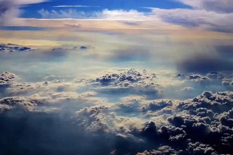 天上看云,看到的是美丽,也是迷津