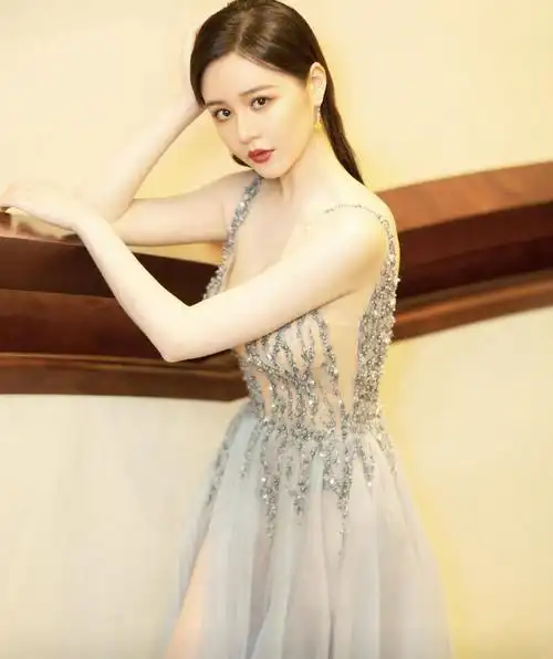 邱意浓火了以后真放得开穿一套白色西服套装俏皮又洋气