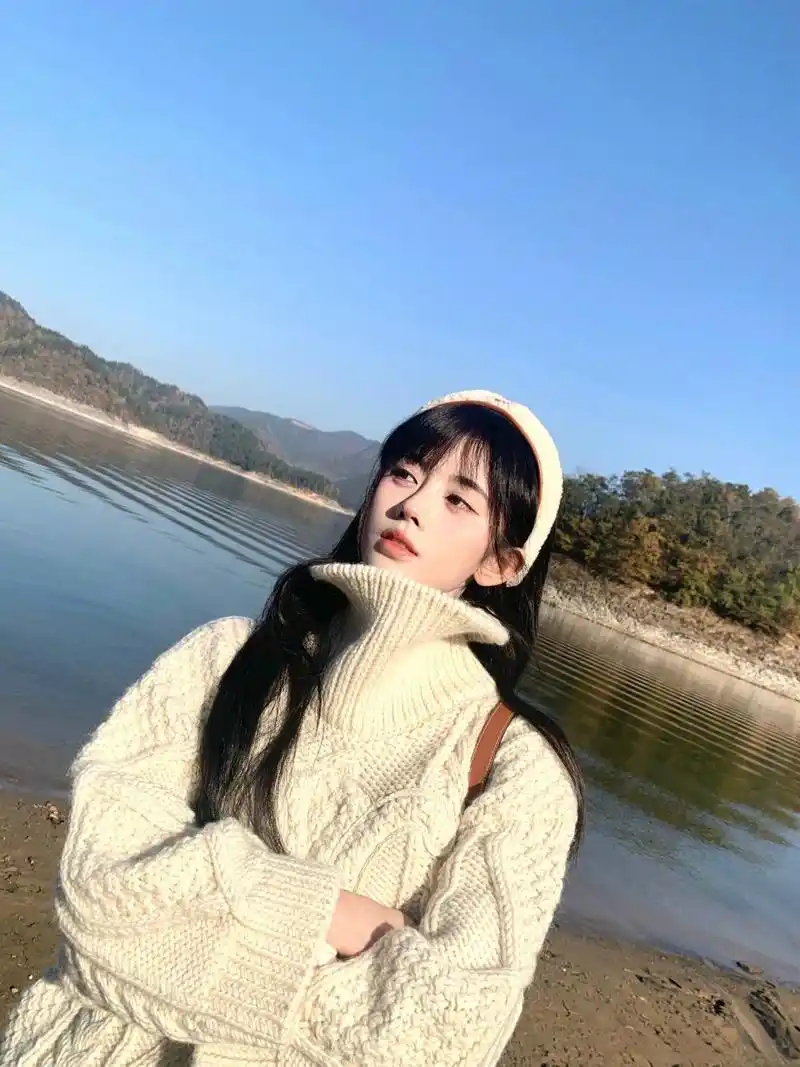 鞠婧祎私服穿搭冬日奶杏妆好温柔  我一直觉得鞠婧祎是一位非常有气质