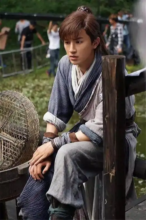 新版《射雕》工作照 桃花岛上的郭靖(杨旭文饰演)