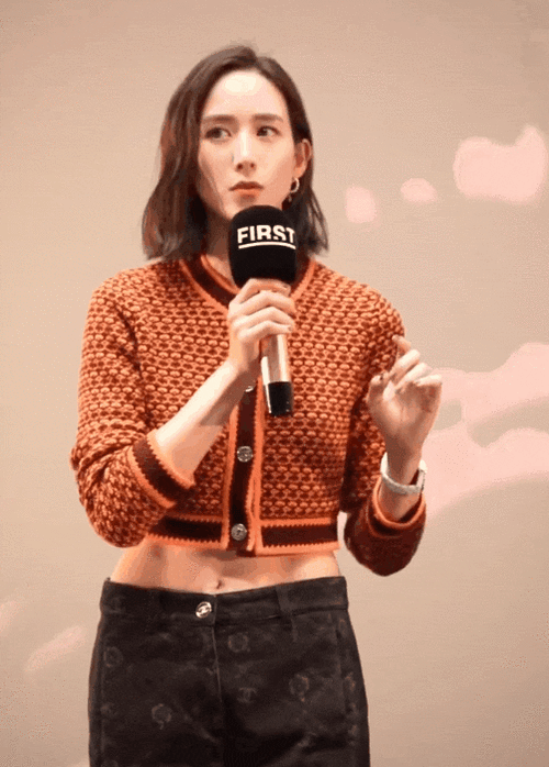 这套橙色短款毛衣虽然不算特别好看,但她这隐约露出的马甲线是真的好