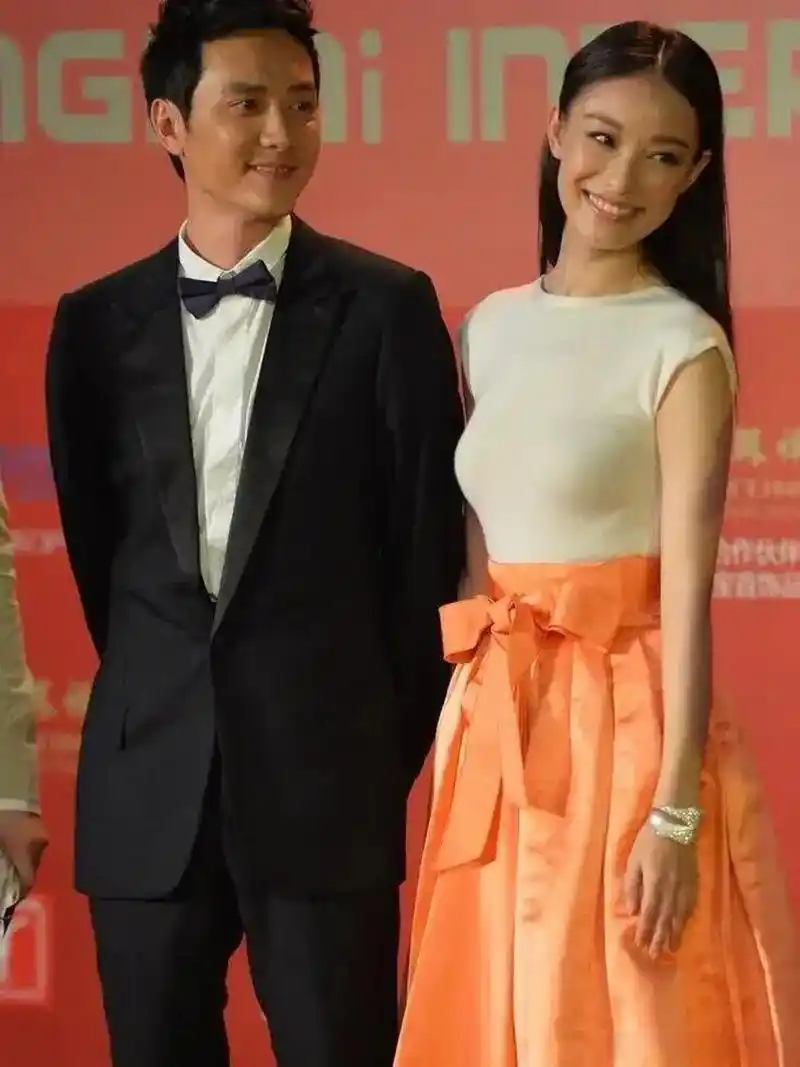 冯绍峰当初对倪妮一见钟情主动追求倪妮很快在一起啦!