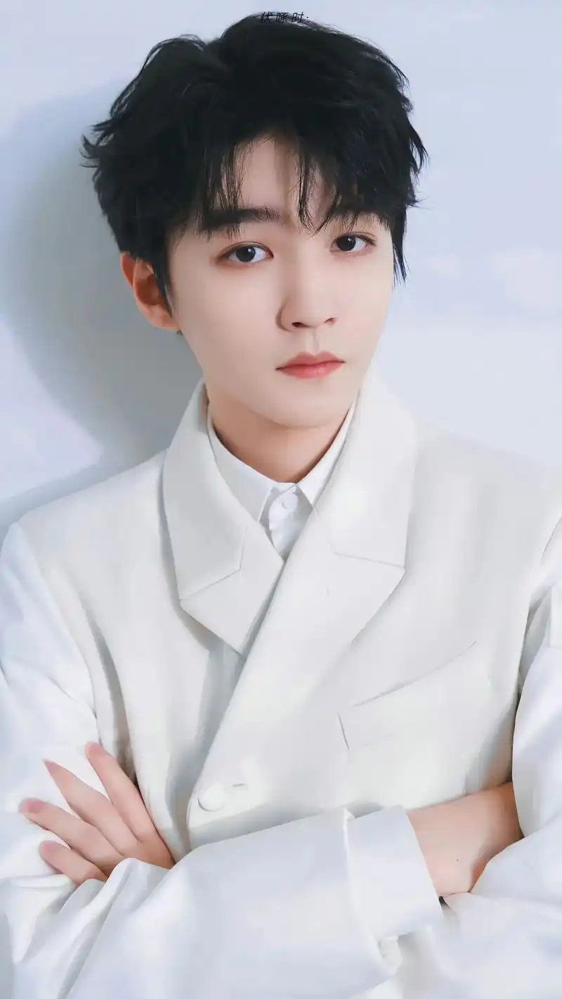 王俊凯 #壁纸  白色西装合集,白马王子 - 抖音