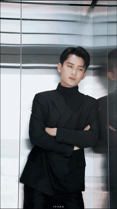 熊梓淇拍摄花絮惊喜掉落～all black 造型气压好强,冷酷严峻的帅气
