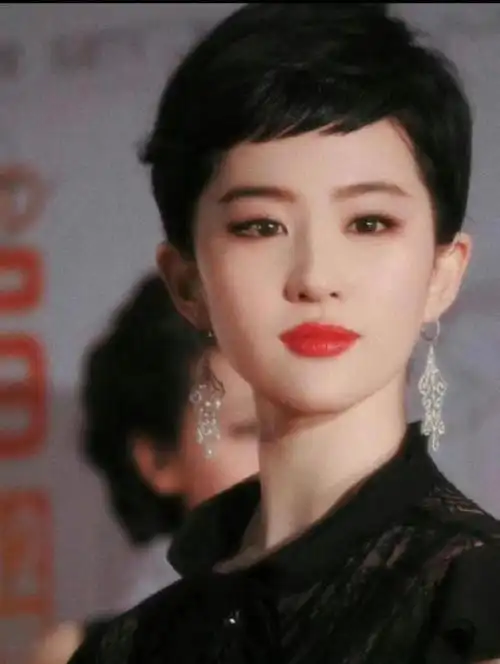 造型四十岁脸二十五岁,直接生图无滤镜,刘亦菲短发刘海全靠脸撑了