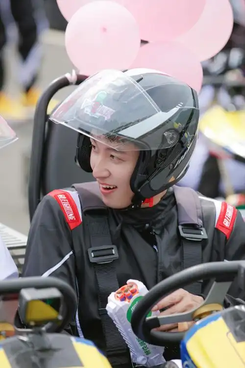 黄景瑜不愧演过赛车手