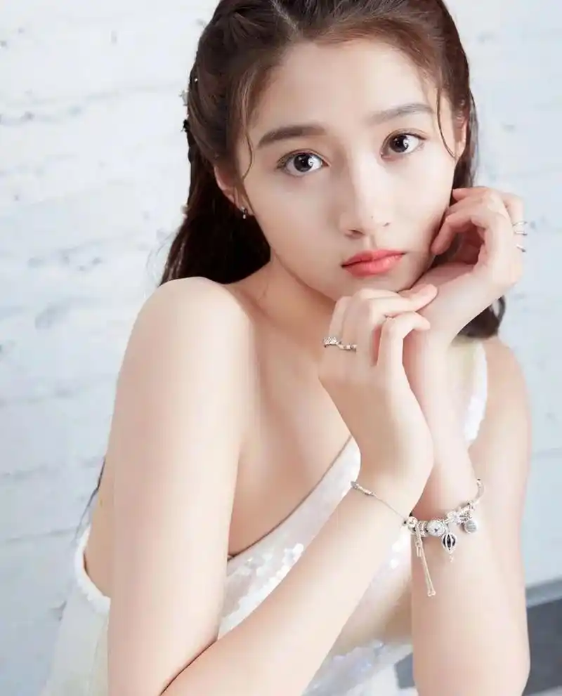 今天又是好看的关晓彤呀