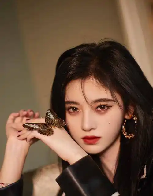 原创四千年美女鞠婧祎更新妆容了谁注意她眼角粘的啥还能这样