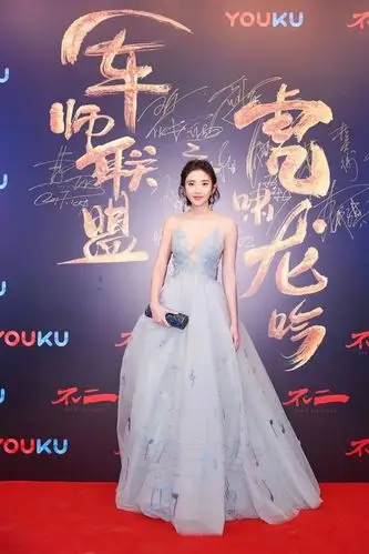 唐艺昕出席发布会,一袭深v礼服,大秀美背,跟以往的甜美风格有些不一样