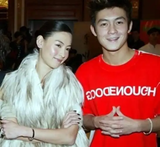 张柏芝陈冠希早年亲密合影曝光跳贴面舞开怀大笑