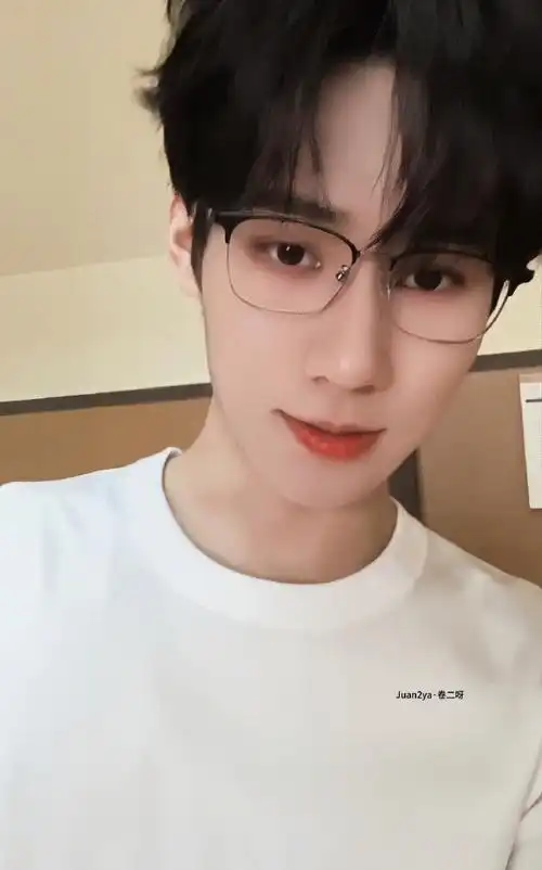 白色系|半框眼镜97,白色衬衫张真源@时代少年团-张真源#回归黑发的