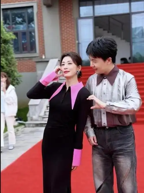 49岁贾静雯现状:腰线绝了像30岁!刘德华的这句话说到大家心里了