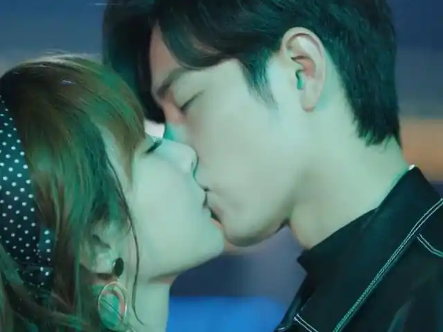 《余生》肖战杨紫吻戏大赏,烟花吻早安吻进门吻拍照吻,甜到起飞