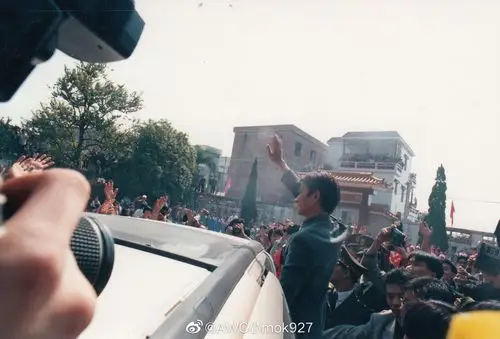 华仔早年出席家乡江门远昌学校德育馆落成典礼