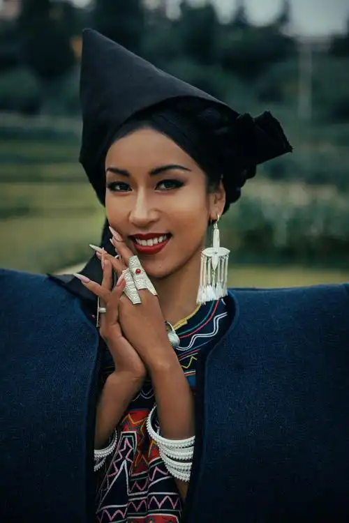 回到家乡大凉山过中秋让吉克隽逸难掩激动之情,阿都服饰是彝族最隆重