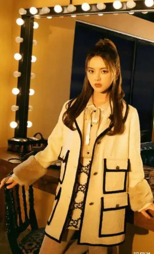 杨超越17岁面试照被疯传,穿搭是这样式的,难怪她能c位出道_因为_短裙