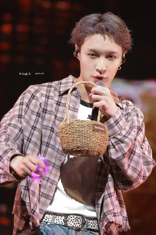 张艺兴蓝色碎盖短发##张艺兴工作室开始发图了