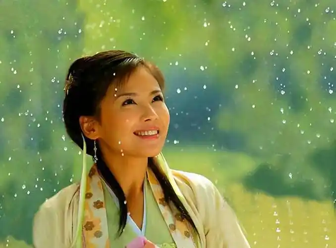 随后出演《天龙八部》中的俏阿朱一角,火爆全网.