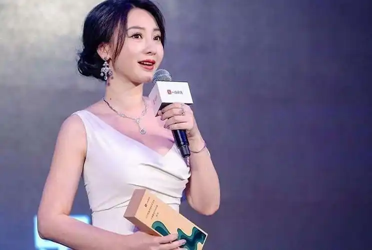 44岁柳岩全素颜出演节目,穿紧身衣练瑜伽,蜜桃身材真是绝了