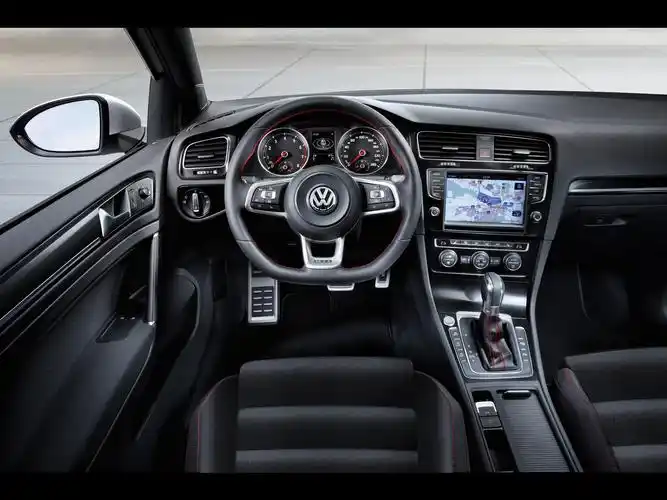 gti专属碳纤维风格imd装饰条,在整体黑色的内饰中闪耀着运动锋芒