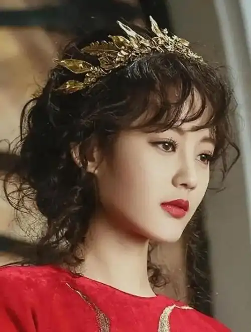 就直接让她挑大梁,演《半妖倾城》的女一号好了.就是因为她长