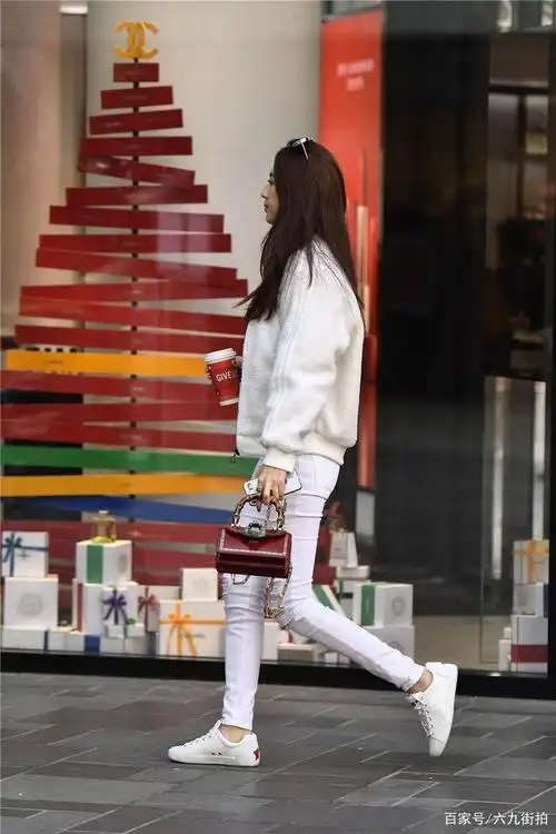 白色紧身牛仔裤搭配小白鞋白色羊羔毛夹克不像是在冬天