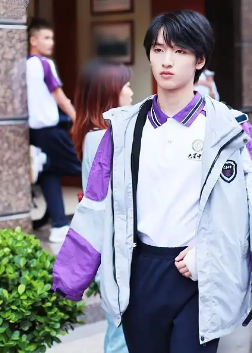 严浩翔巴蜀中学校服照合集96干净清爽的男高中生永远让人心动