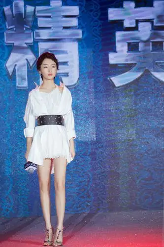 周冬雨不惧寒冷,上装这么短也敢玩下衣消失,筷子腿让人挪不开眼