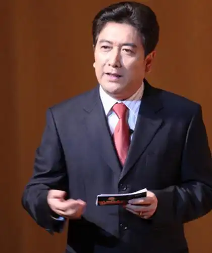 曾主持《东方时空》,《焦点访谈》,《高端访问》,《环球视线》等.