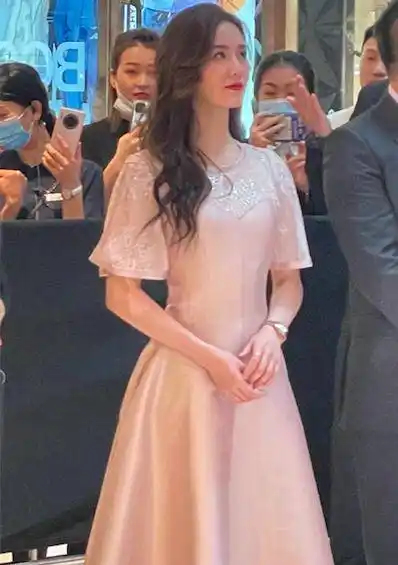 在这次的粉色长裙造型里,刘诗诗除了仪态满分之外,身材也是很好