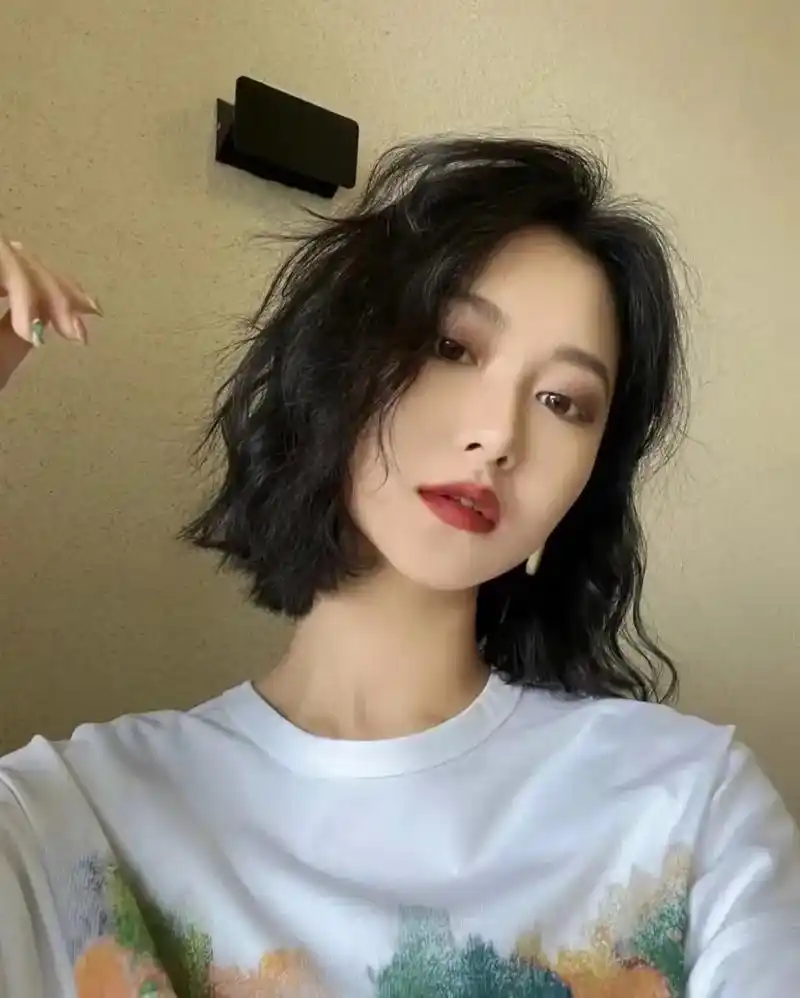 中短发女生一定要尝试的烫发|蓬松显脸小.