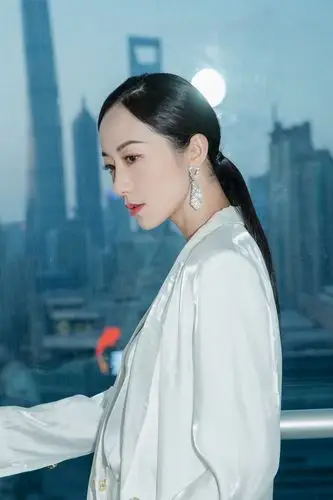 纯白西装帅气马尾现身韩雪又美又飒