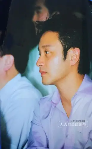 这是张国荣2001年在北京海洋馆拍摄的照片,两年后,哥哥走了