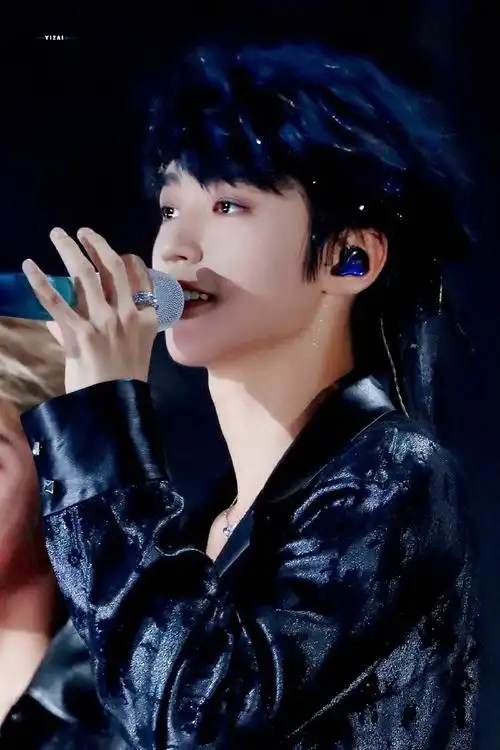 王俊凯超话#王俊凯新歌回望#谁家的乖猫猫吐舌头@tfboys-王俊凯回望